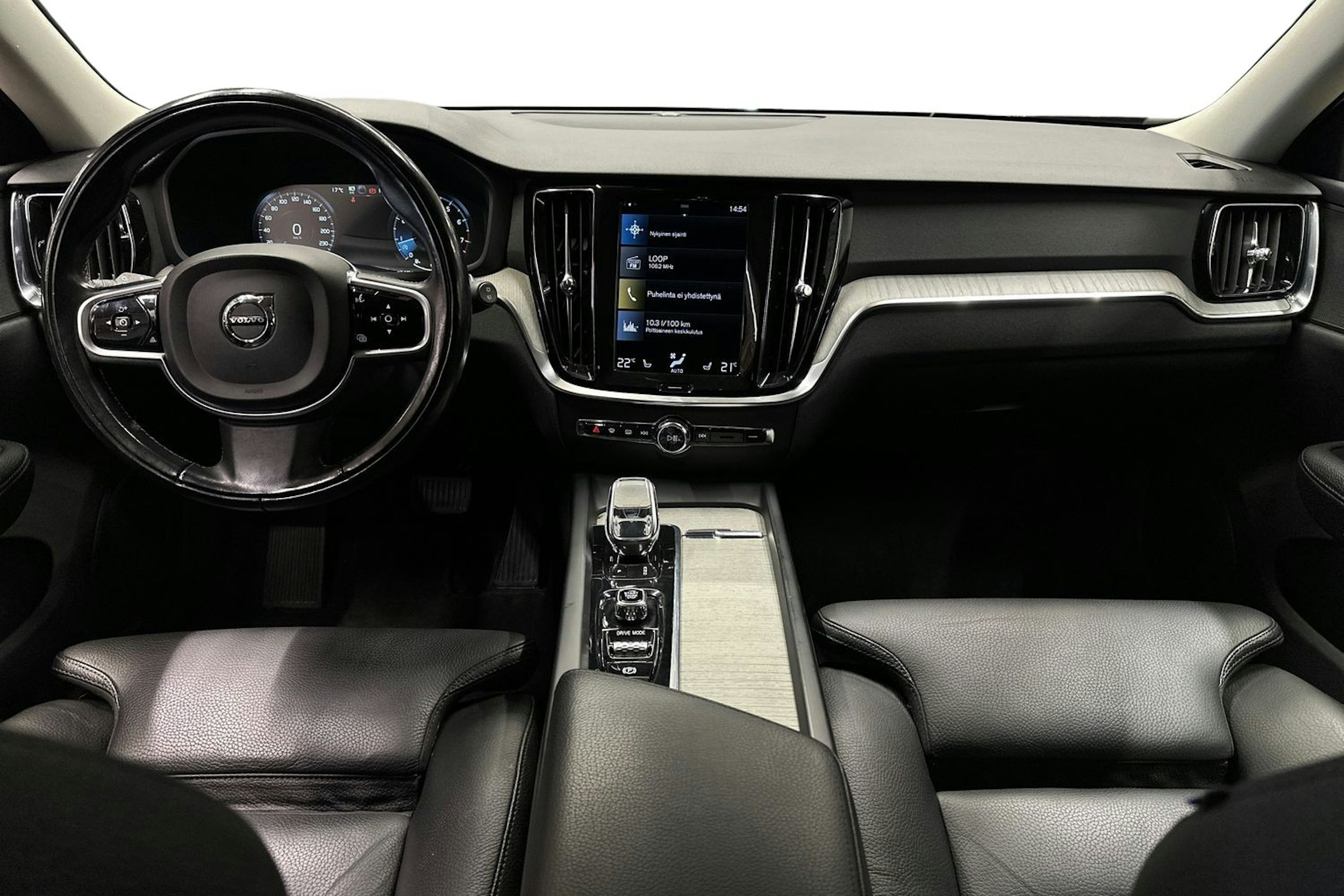 punainen Volvo V60 2021 kuva 9.