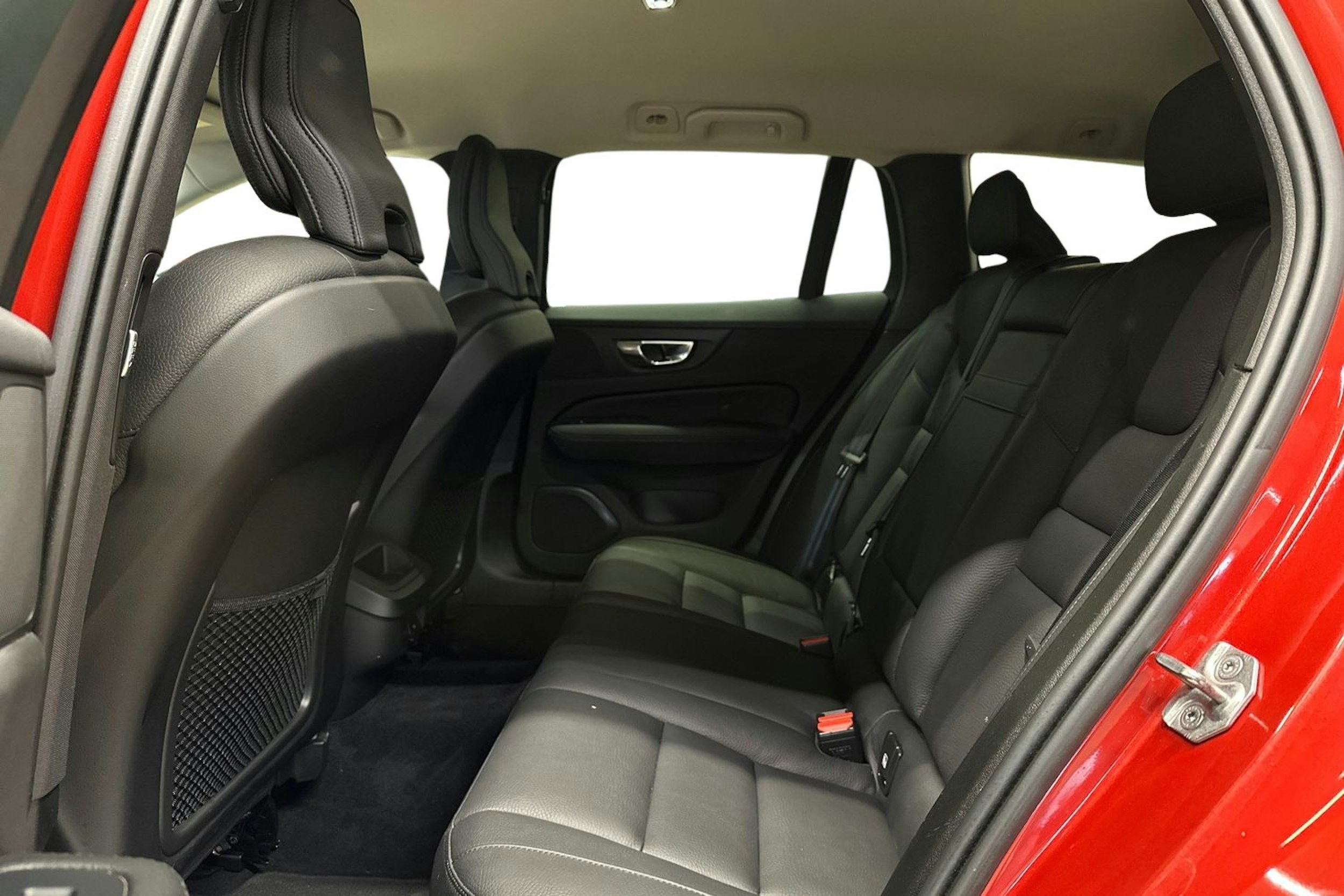 punainen Volvo V60 2021 kuva 10.