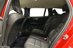 punainen Volvo V60 2021 kuva 10.