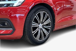 punainen Volvo V60 2021 kuva 11.