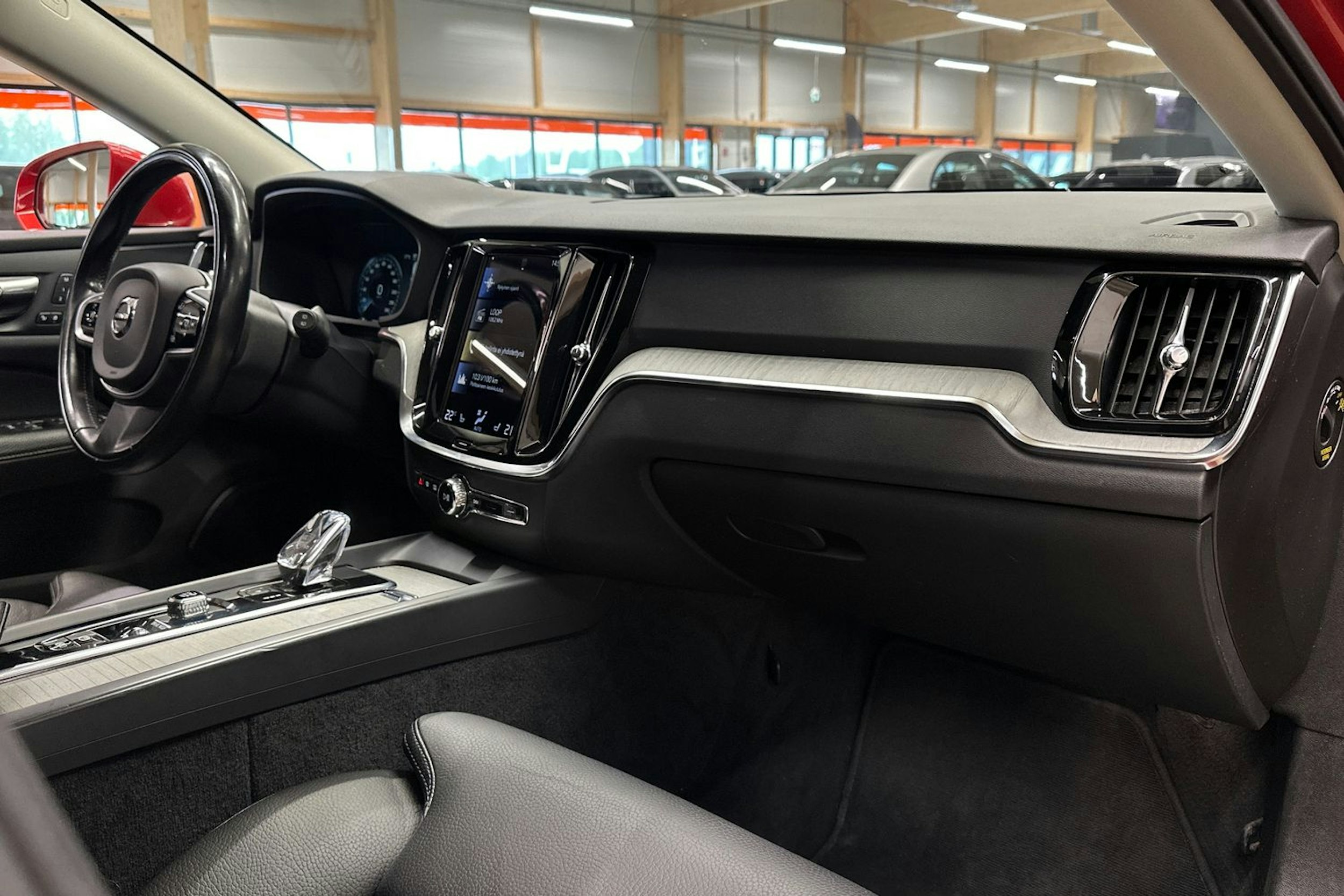 punainen Volvo V60 2021 kuva 14.