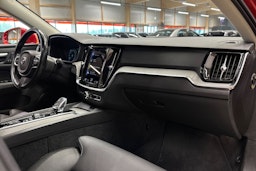 punainen Volvo V60 2021 kuva 14.