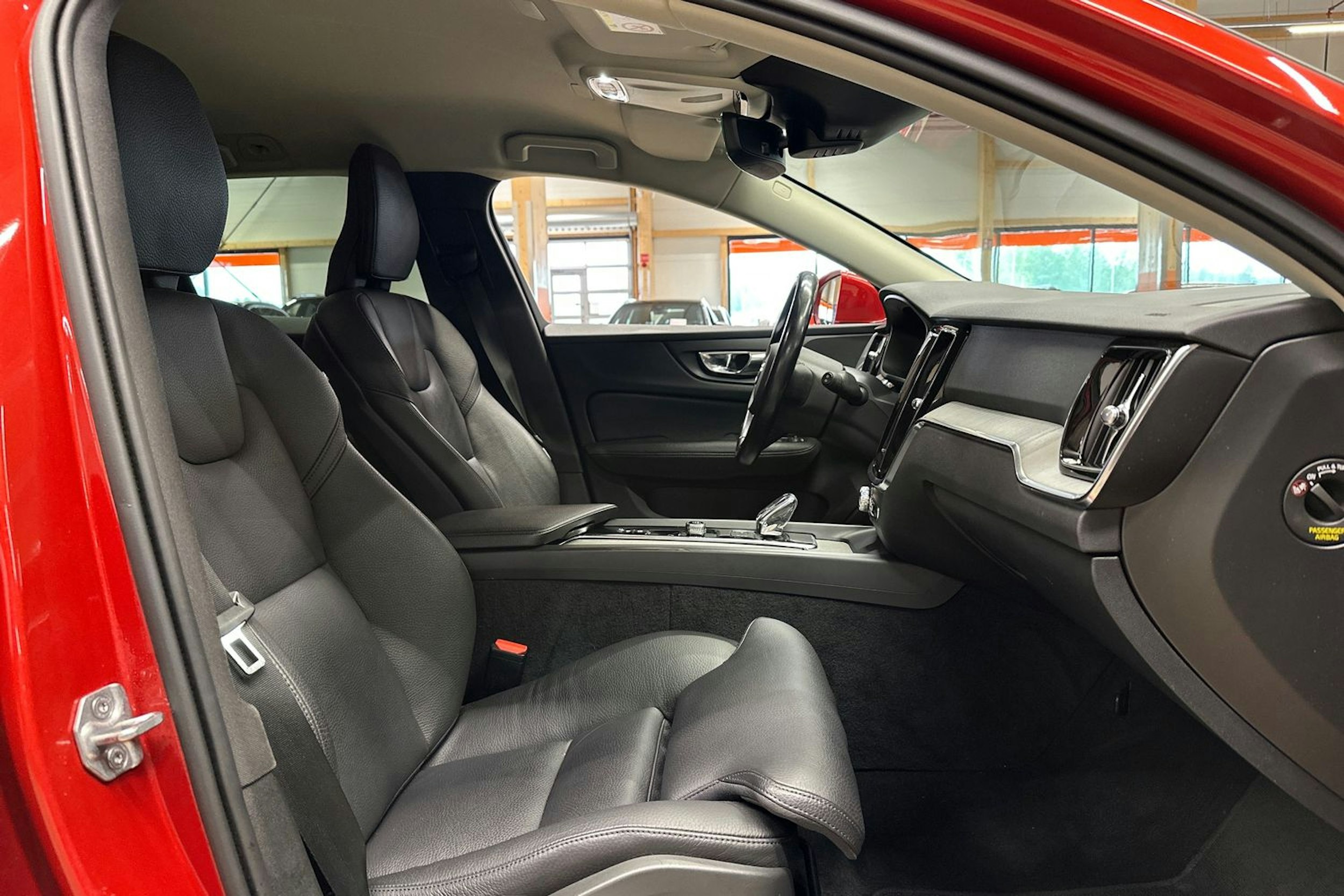 punainen Volvo V60 2021 kuva 15.