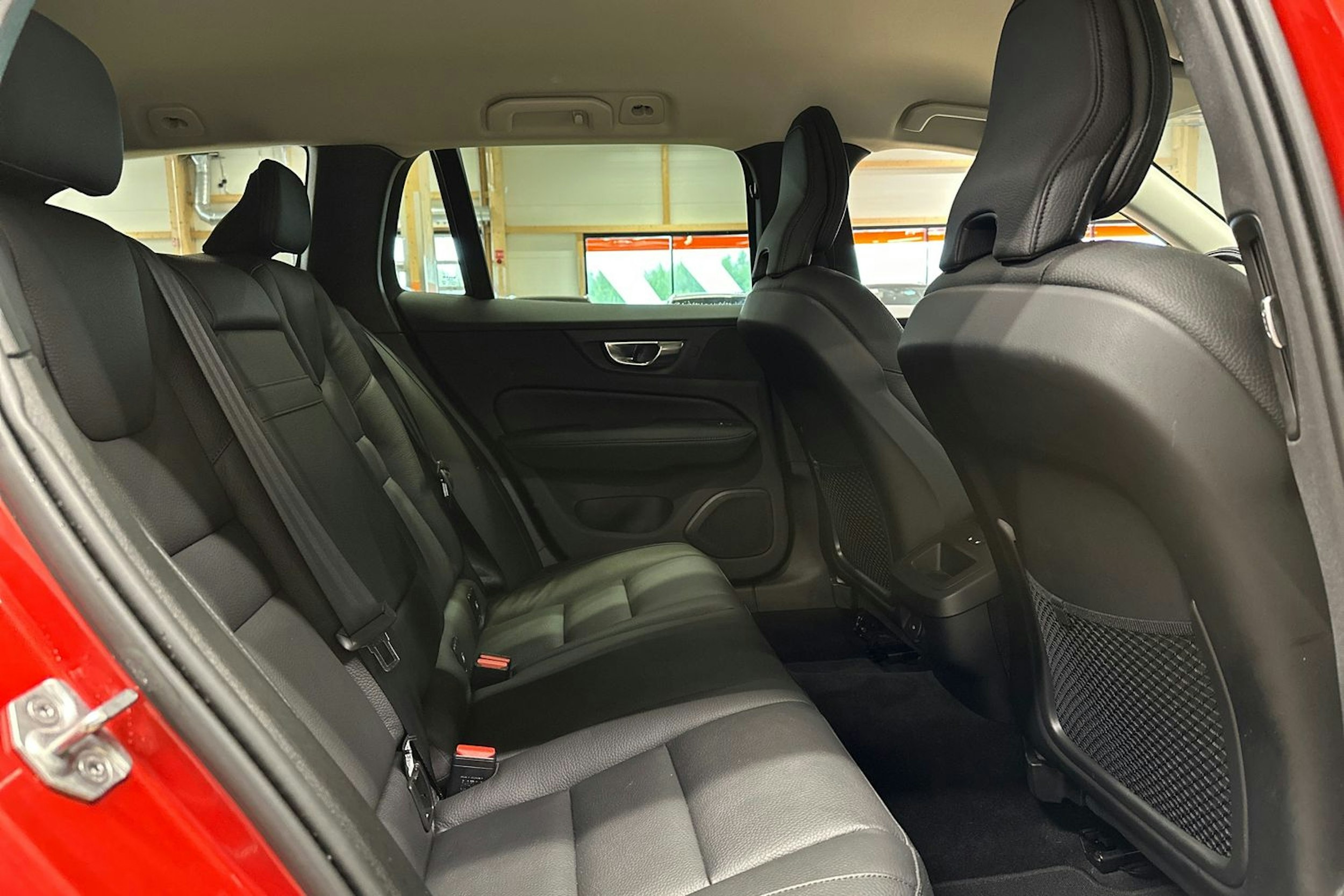punainen Volvo V60 2021 kuva 16.