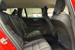 punainen Volvo V60 2021 kuva 16.