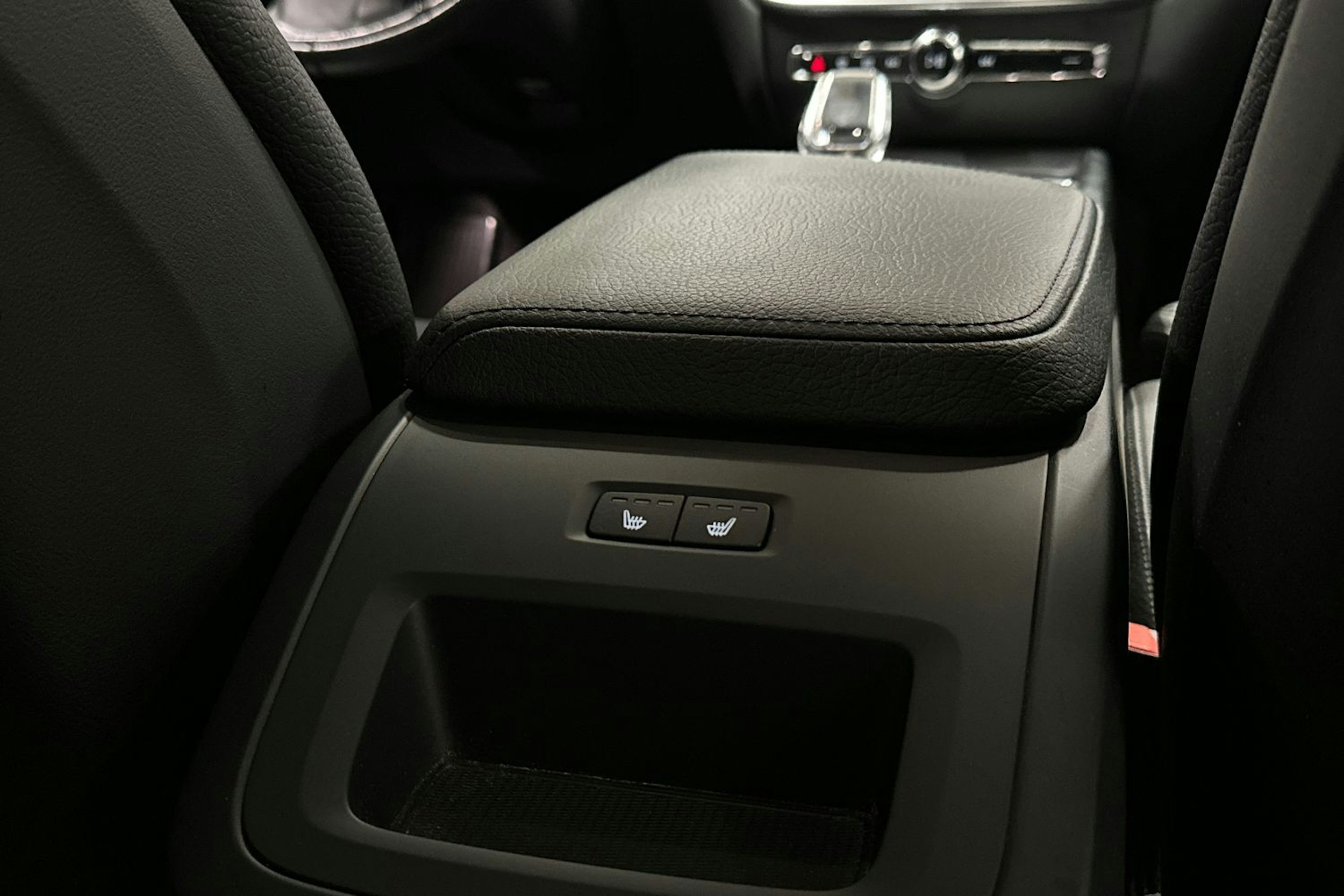 punainen Volvo V60 2021 kuva 17.
