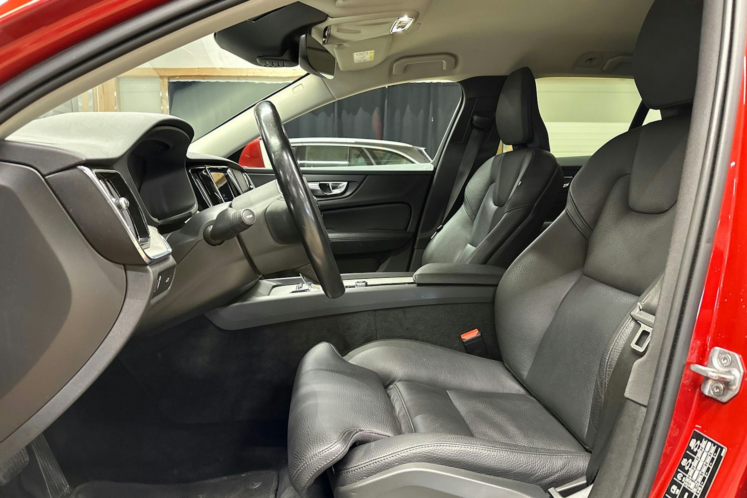 punainen Volvo V60 2021 kuva 18.