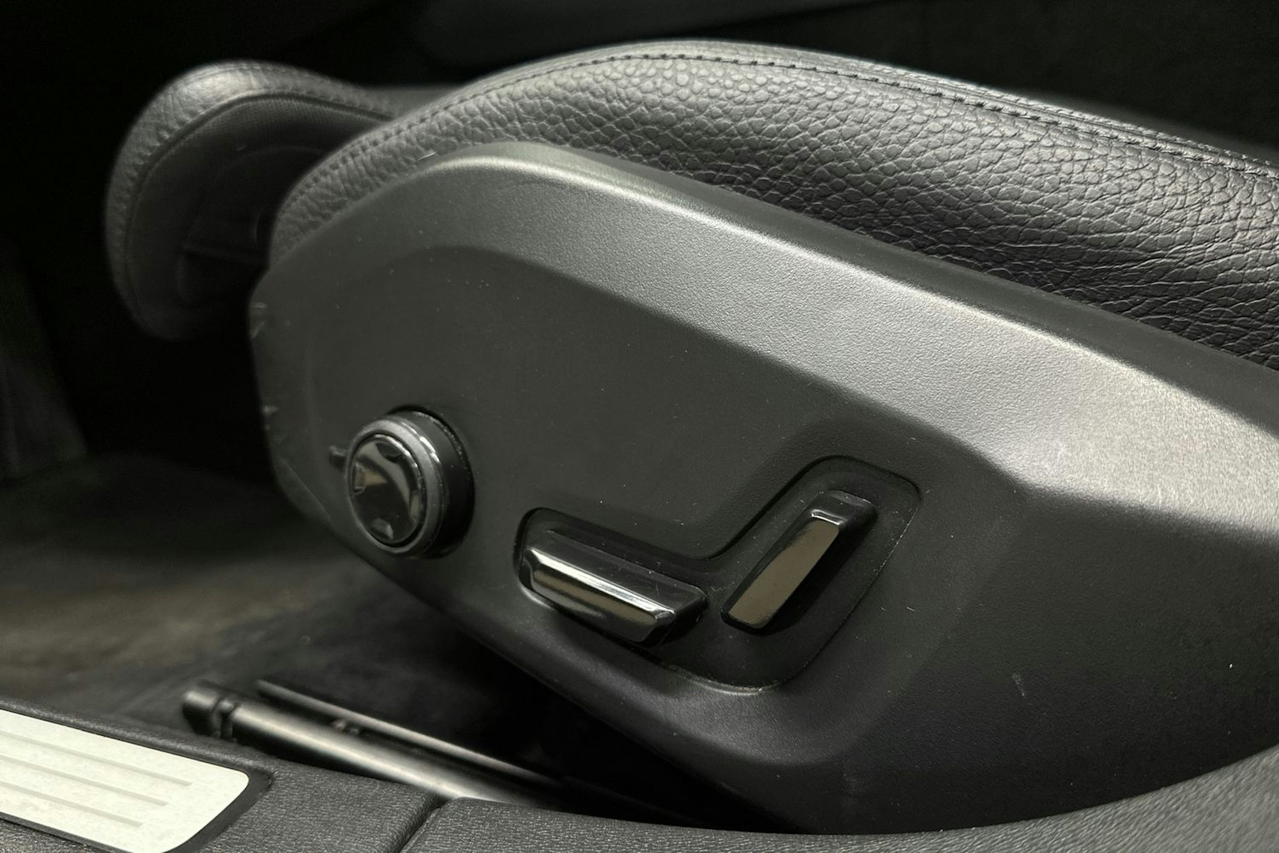 punainen Volvo V60 2021 kuva 19.