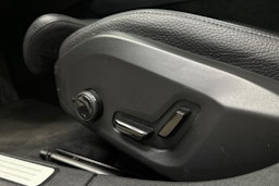 punainen Volvo V60 2021 kuva 19.