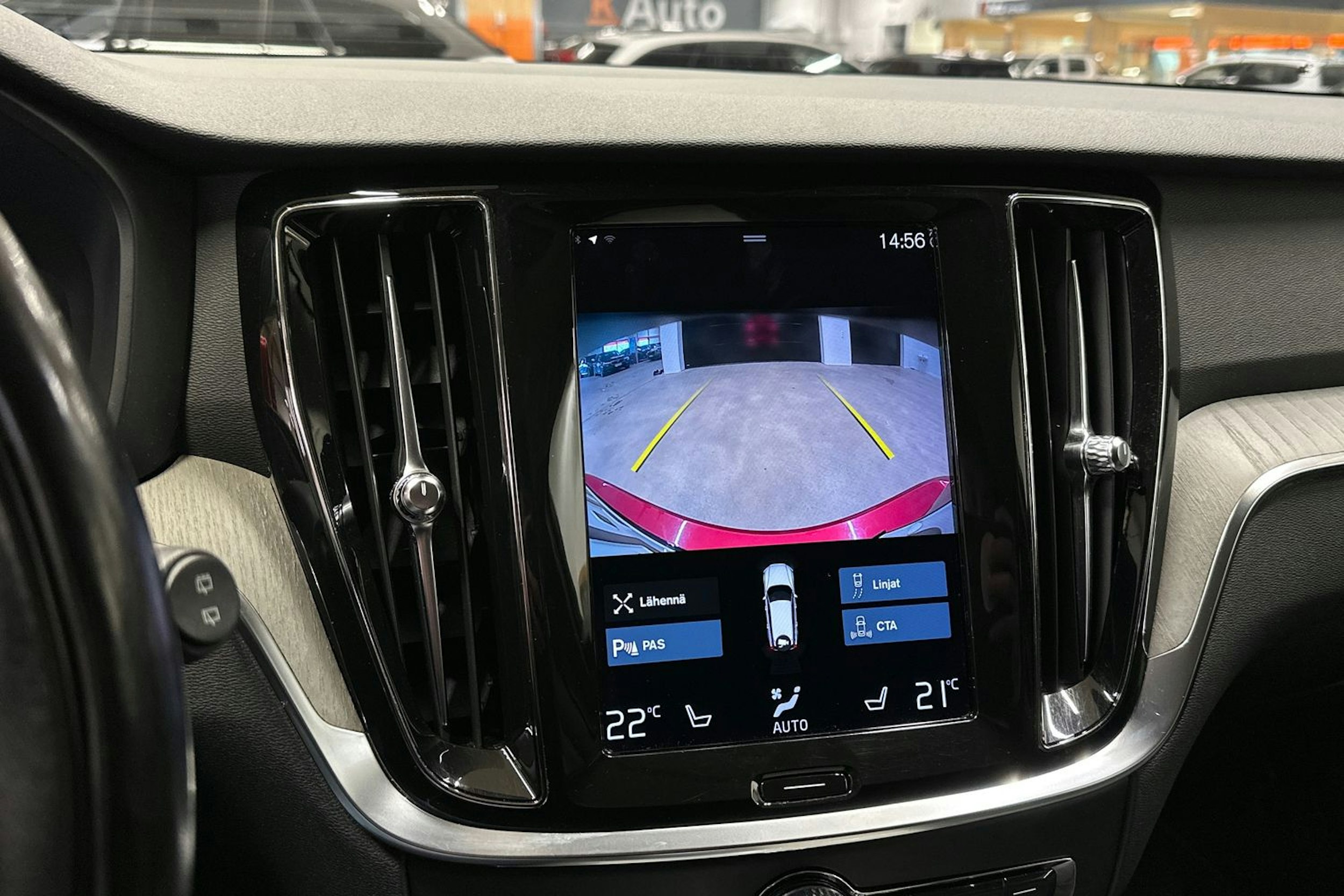 punainen Volvo V60 2021 kuva 20.