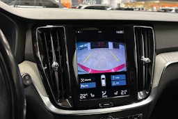 punainen Volvo V60 2021 kuva 20.