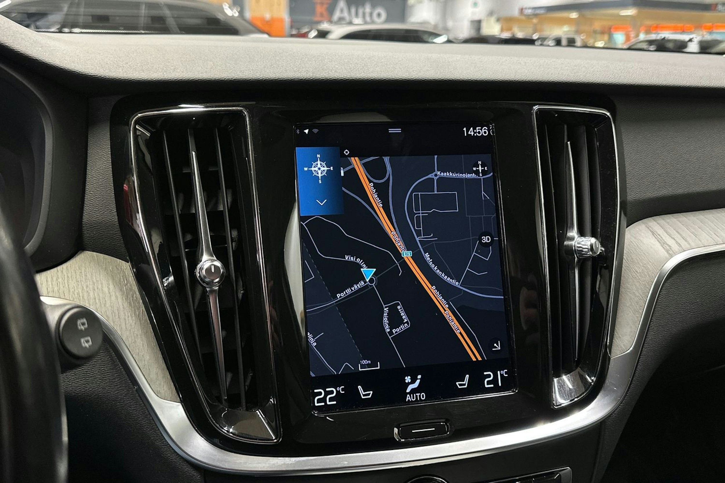 punainen Volvo V60 2021 kuva 21.