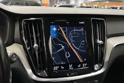 punainen Volvo V60 2021 kuva 21.