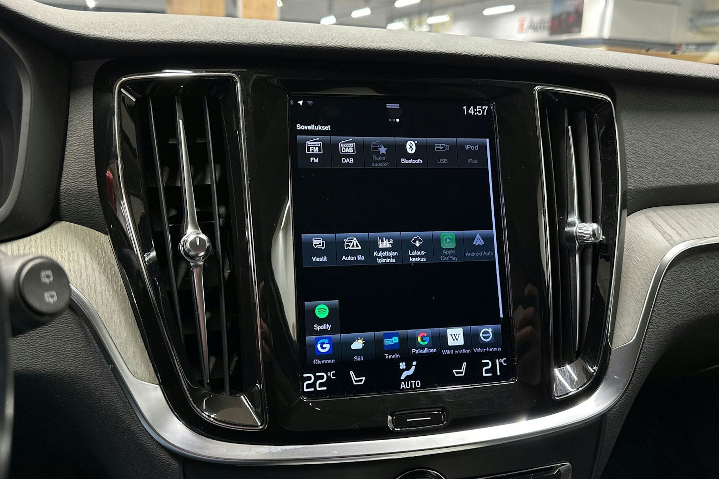 punainen Volvo V60 2021 kuva 22.