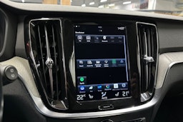 punainen Volvo V60 2021 kuva 22.