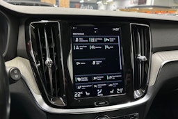 punainen Volvo V60 2021 kuva 23.