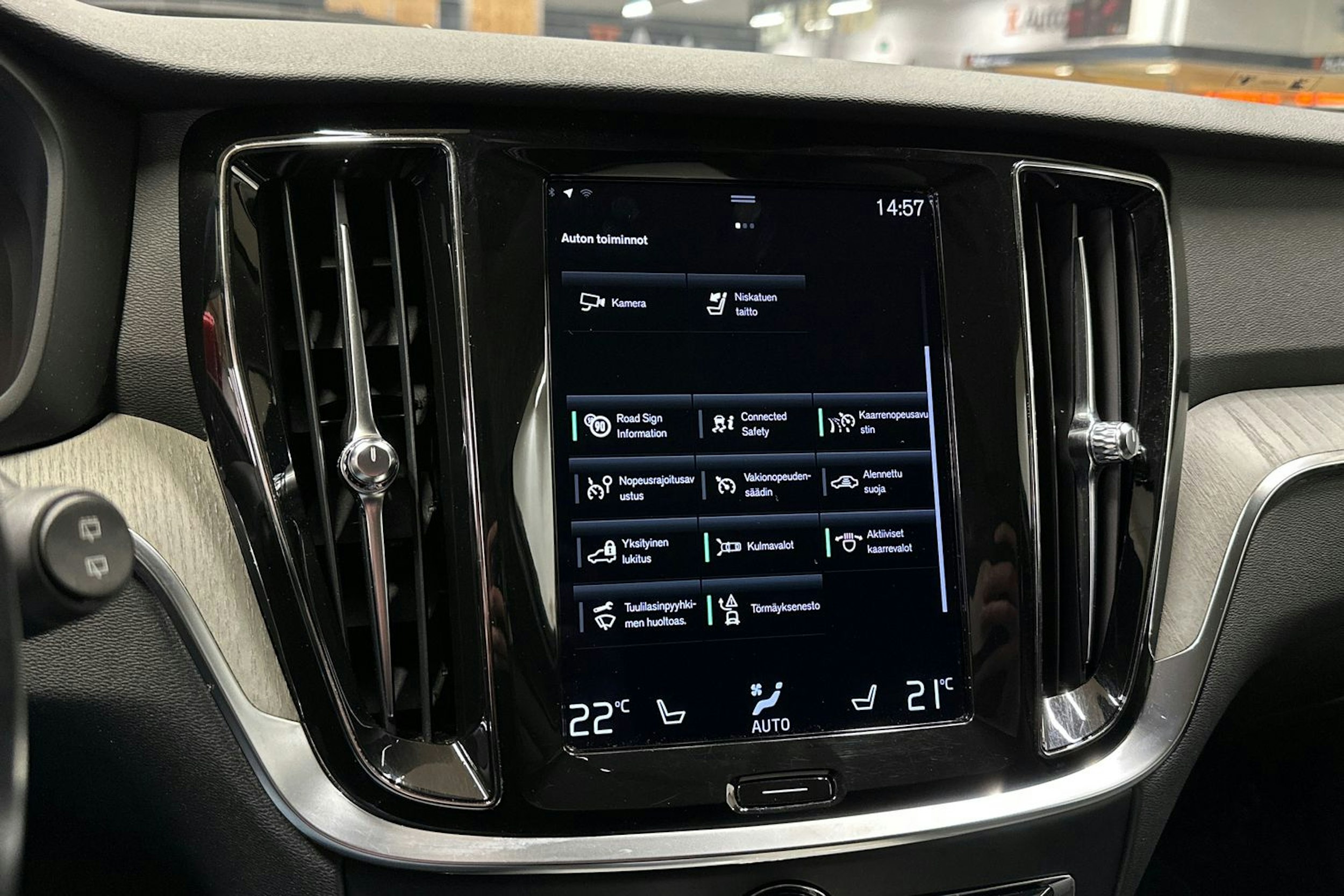 punainen Volvo V60 2021 kuva 24.