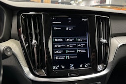 punainen Volvo V60 2021 kuva 24.