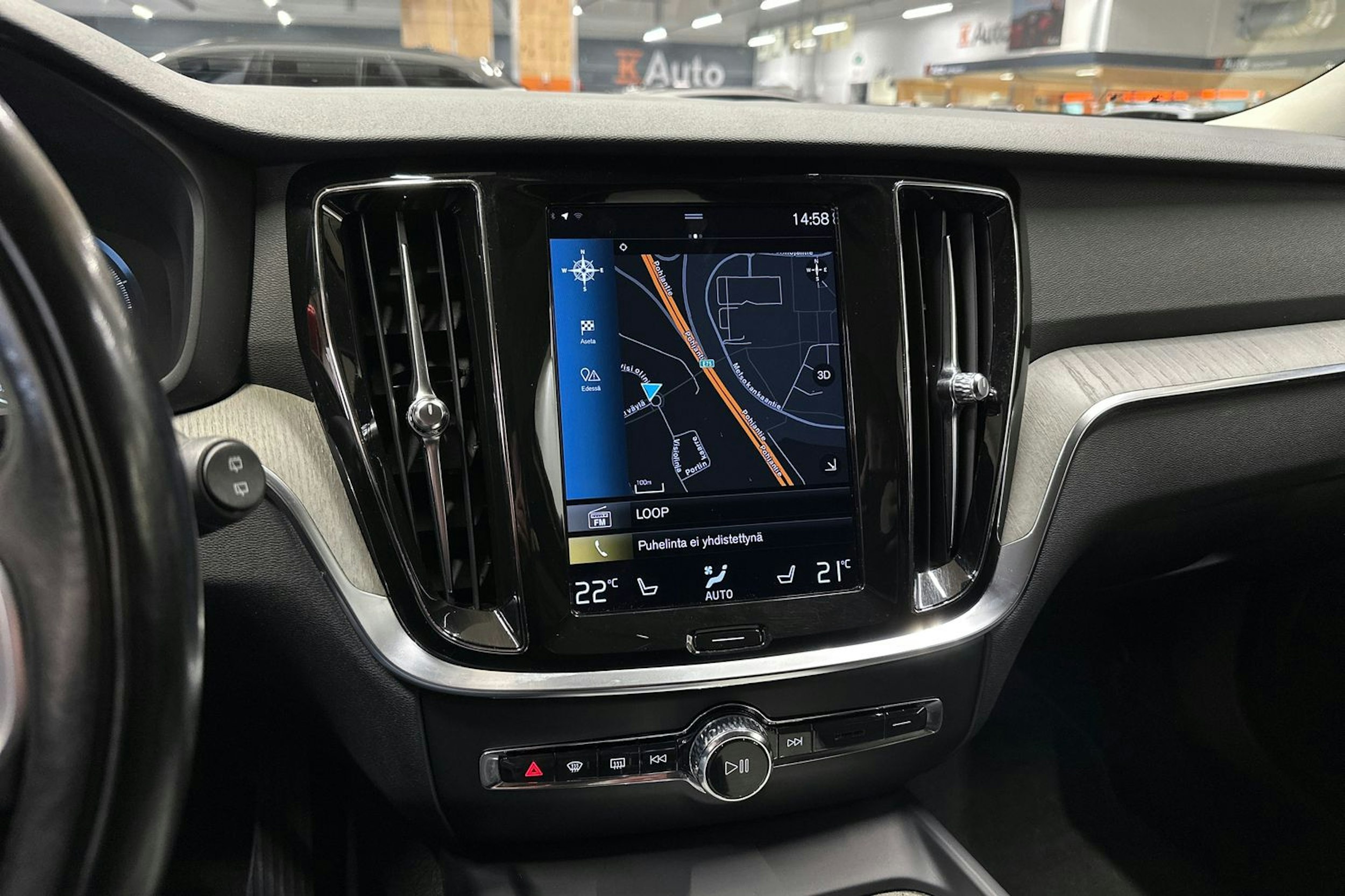 punainen Volvo V60 2021 kuva 25.