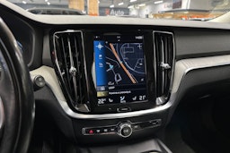 punainen Volvo V60 2021 kuva 25.