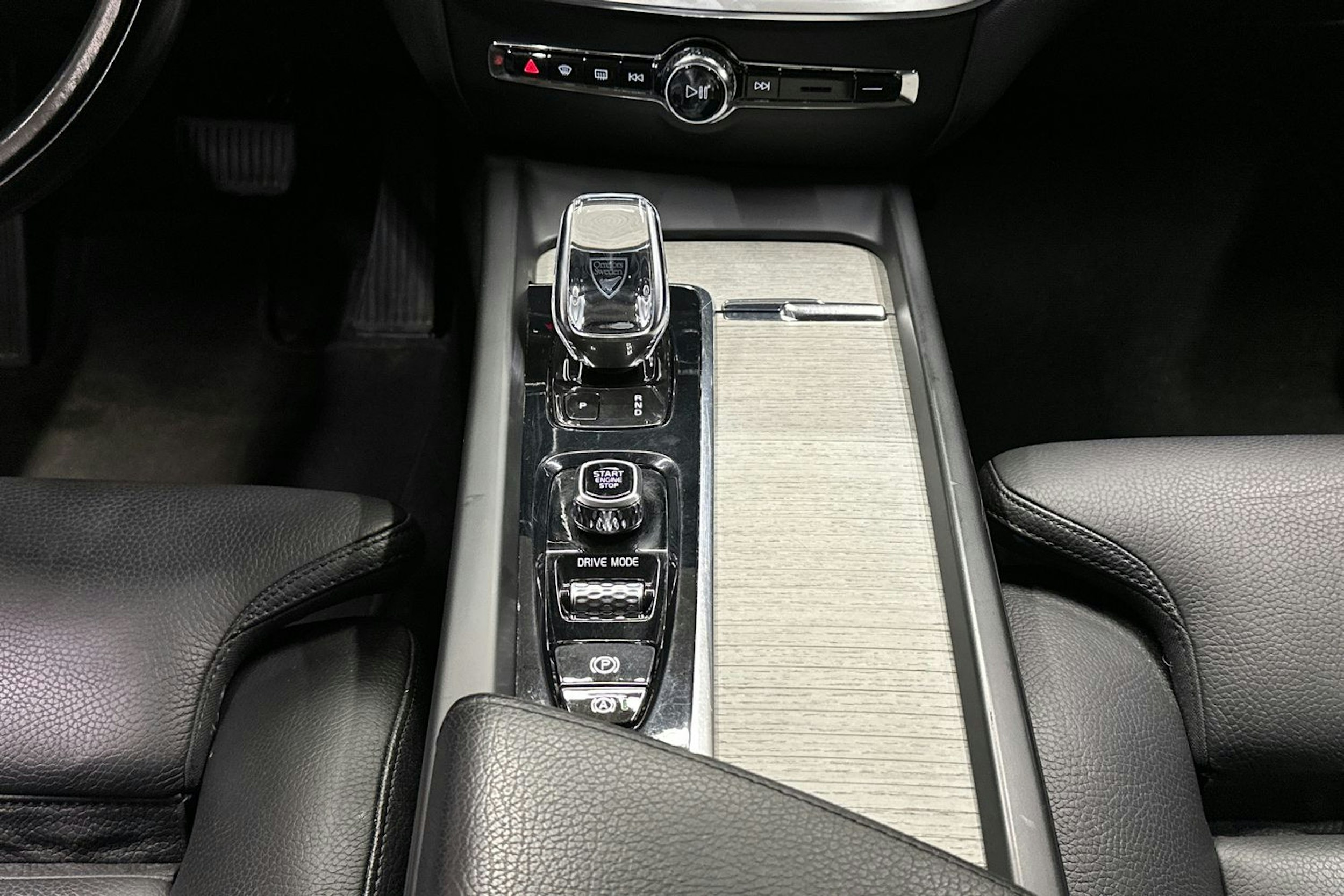 punainen Volvo V60 2021 kuva 26.