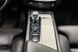 punainen Volvo V60 2021 kuva 26.