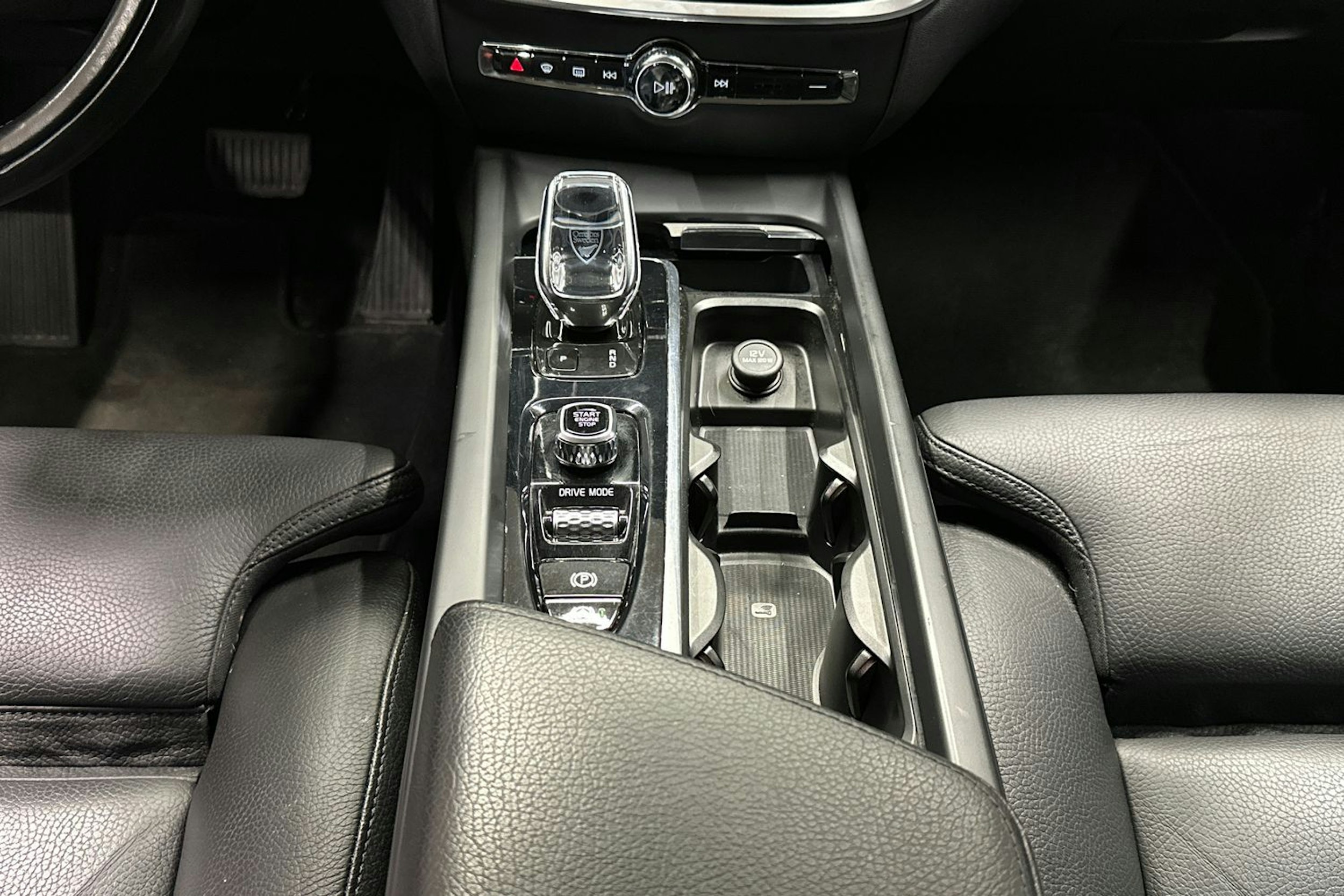 punainen Volvo V60 2021 kuva 27.
