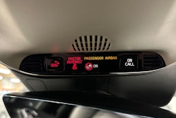 punainen Volvo V60 2021 kuva 28.