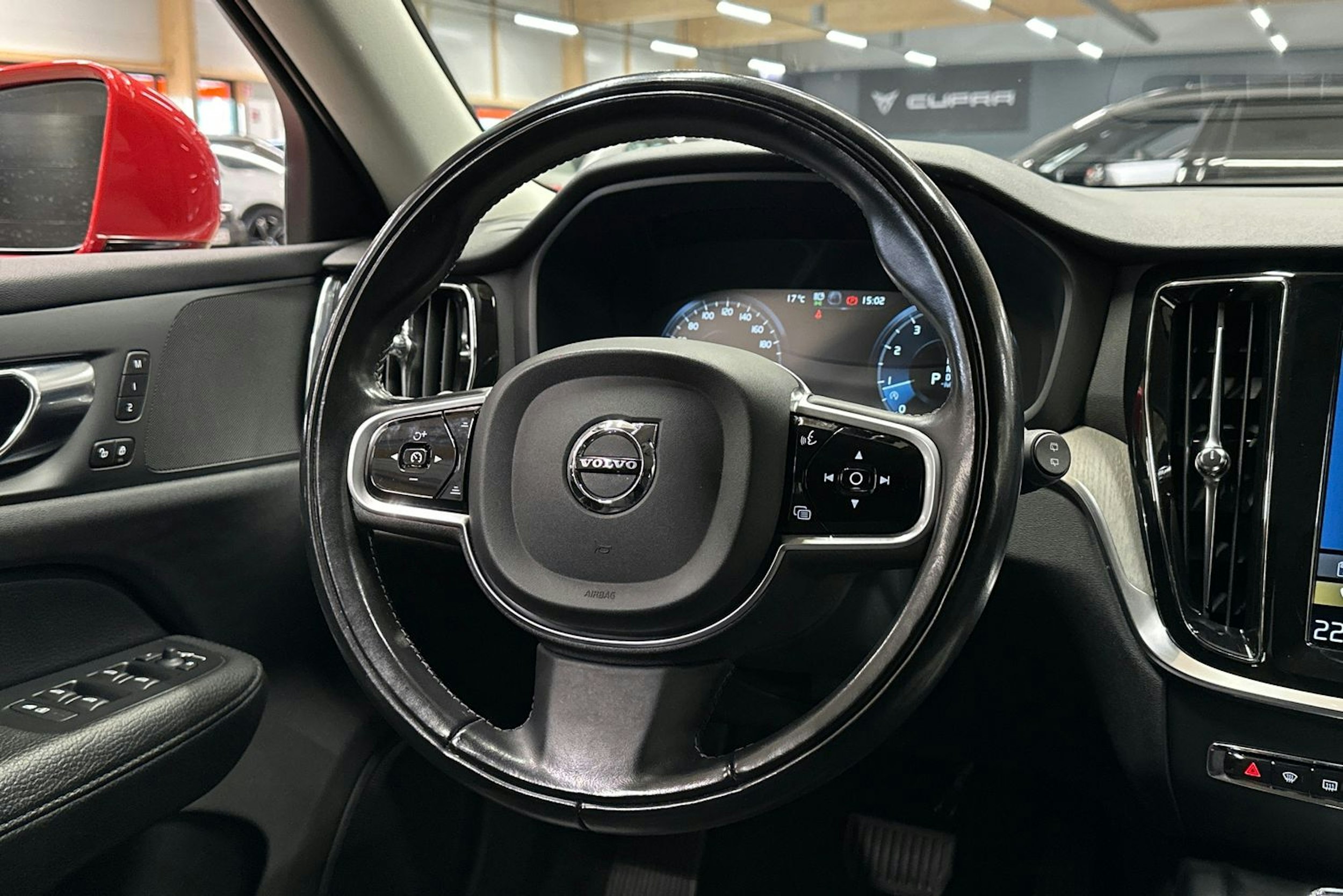 punainen Volvo V60 2021 kuva 29.