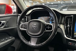 punainen Volvo V60 2021 kuva 29.