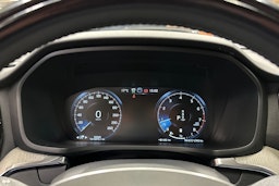 punainen Volvo V60 2021 kuva 30.