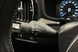 punainen Volvo V60 2021 kuva 32.