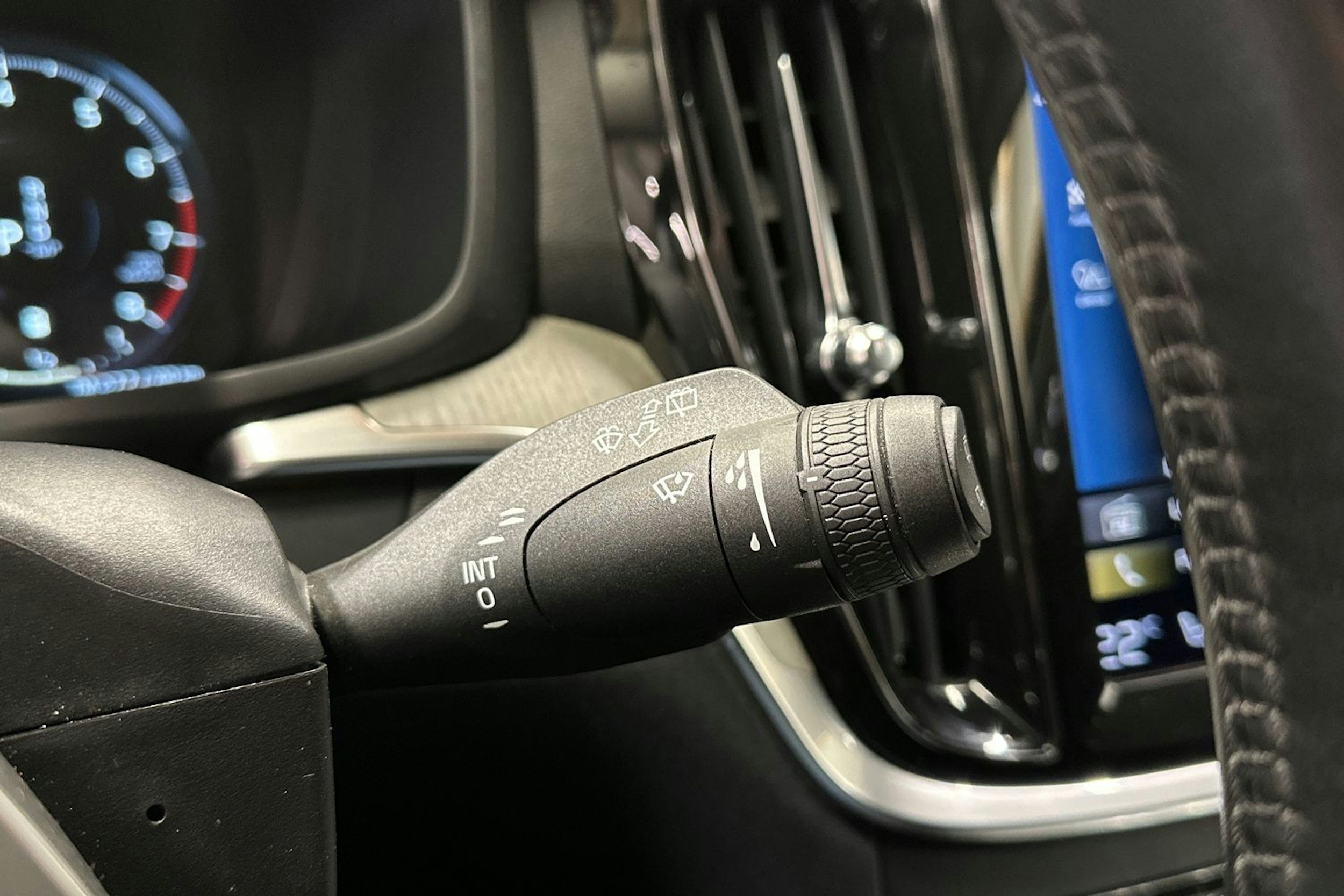 punainen Volvo V60 2021 kuva 33.