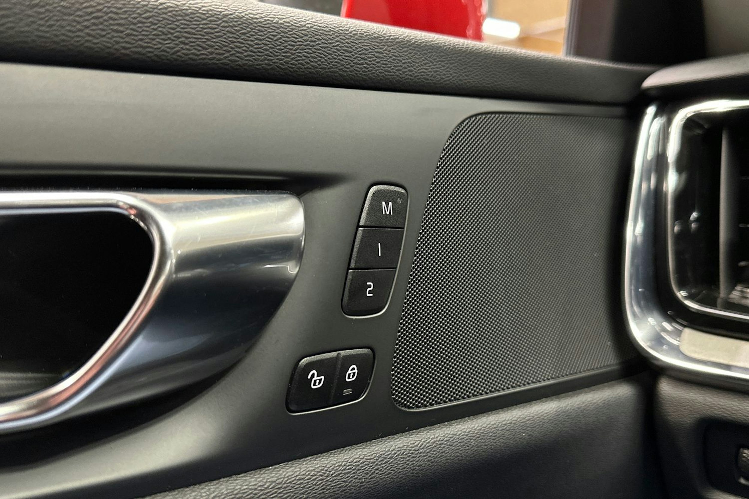 punainen Volvo V60 2021 kuva 34.