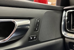 punainen Volvo V60 2021 kuva 34.