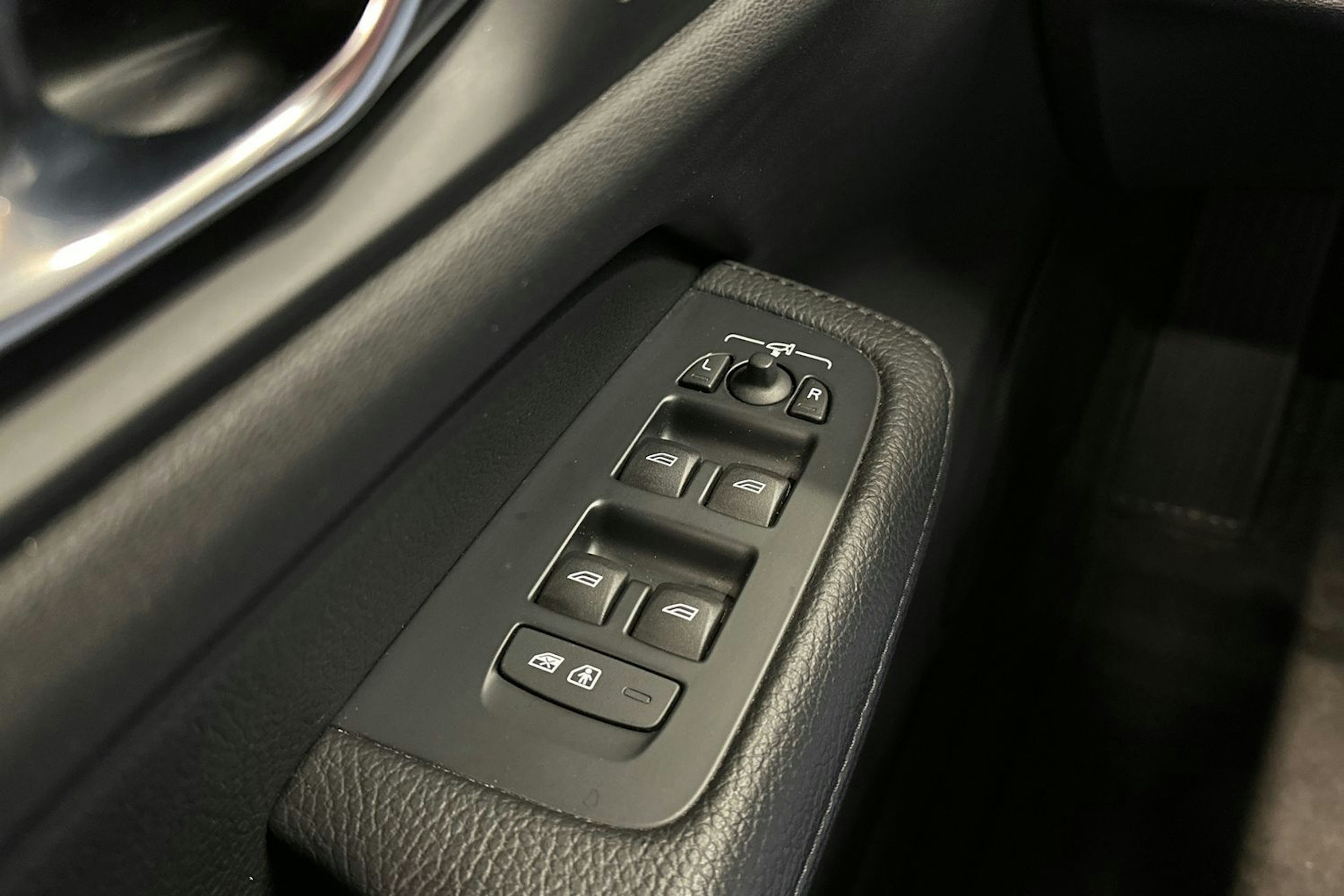 punainen Volvo V60 2021 kuva 35.