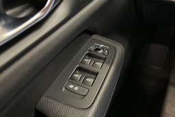 punainen Volvo V60 2021 kuva 35.