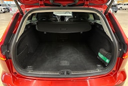 punainen Volvo V60 2021 kuva 36.