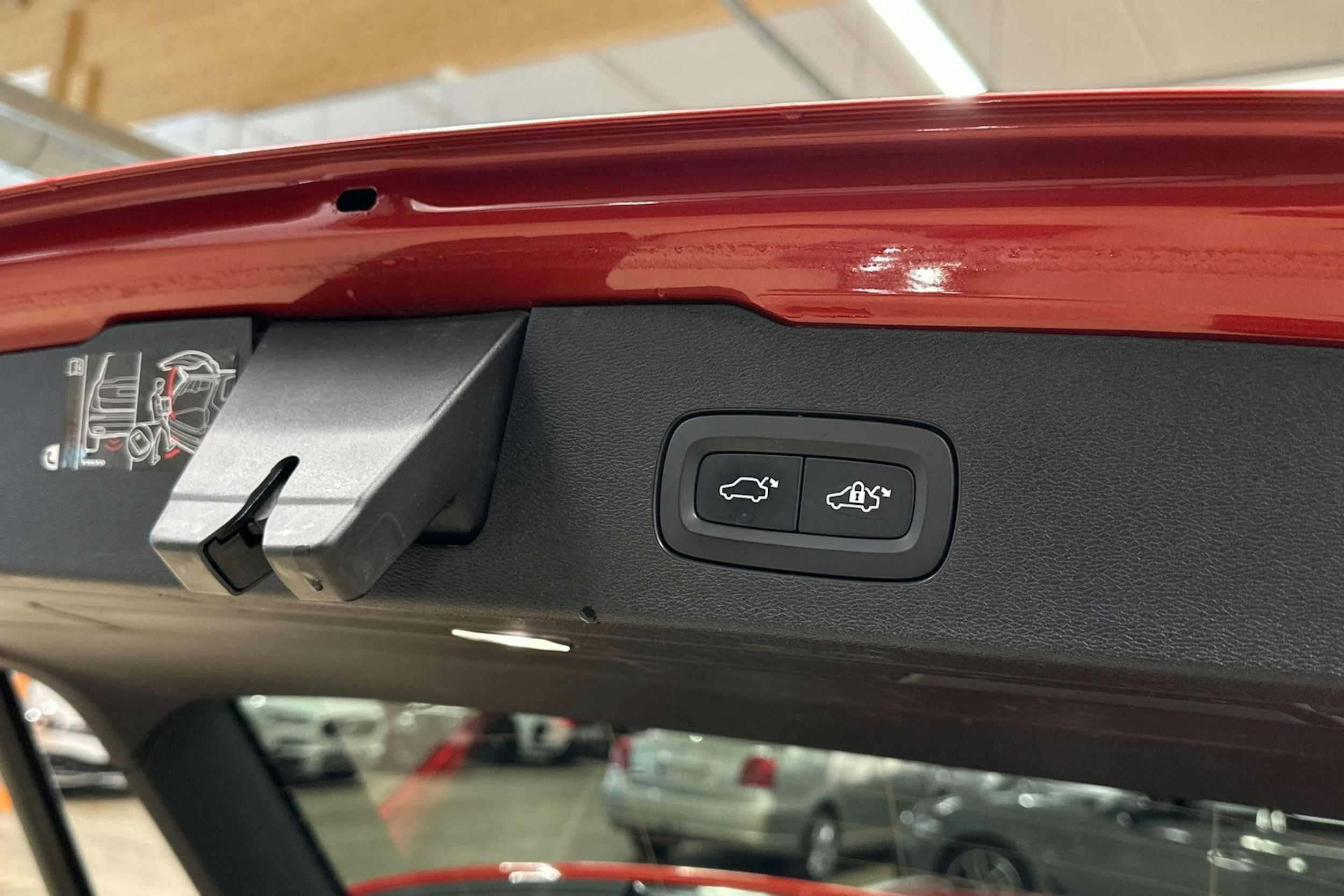 punainen Volvo V60 2021 kuva 37.