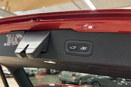 punainen Volvo V60 2021 kuva 37.