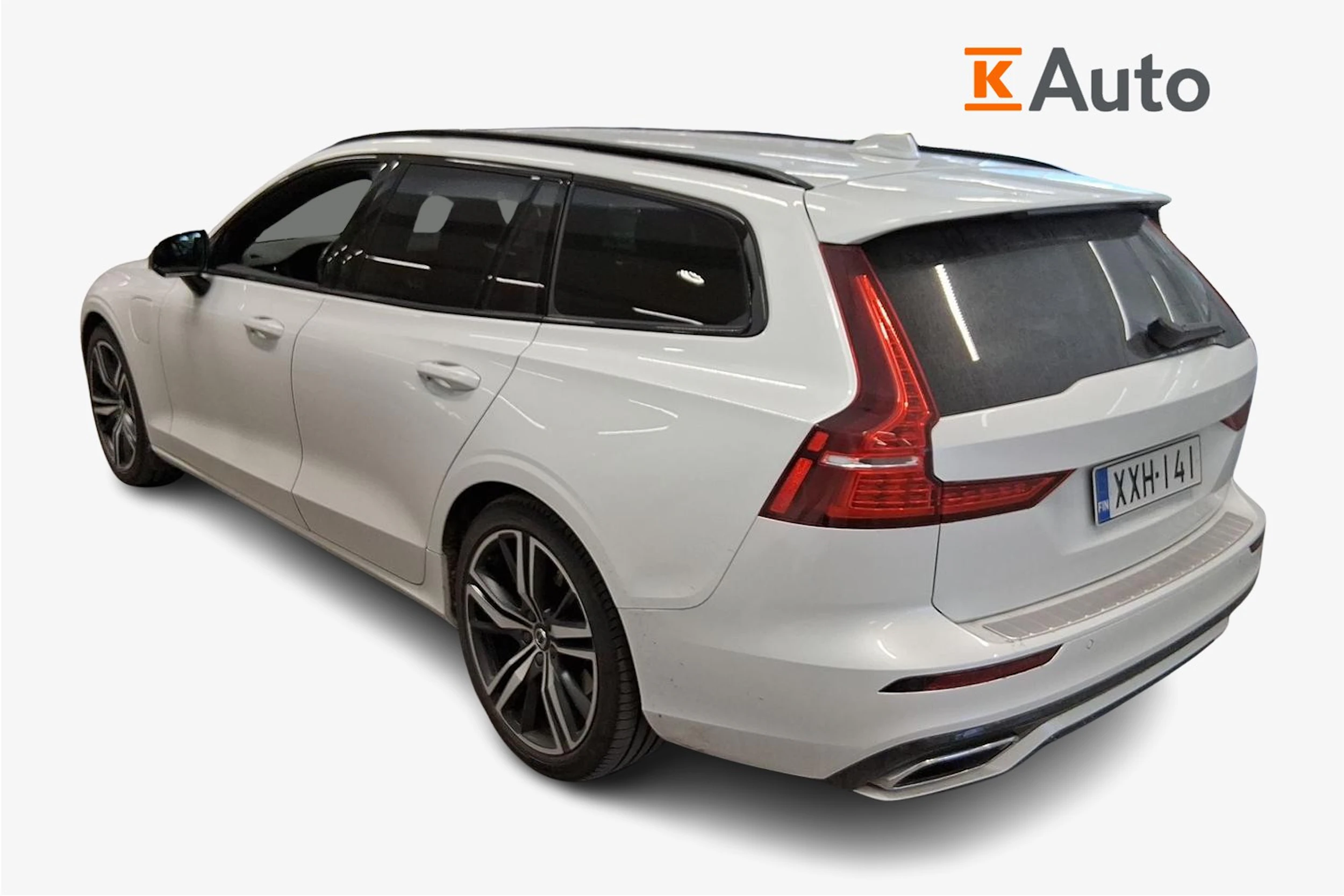 valkoinen Volvo V60 2021 kuva 2.