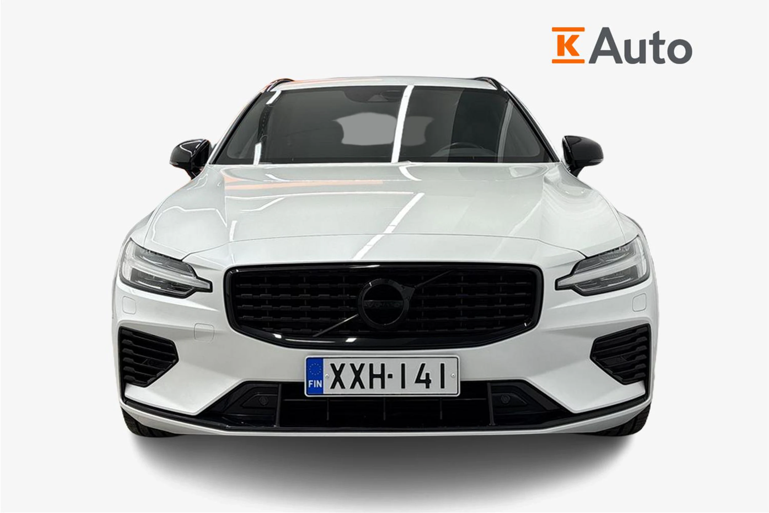 valkoinen Volvo V60 2021 kuva 4.