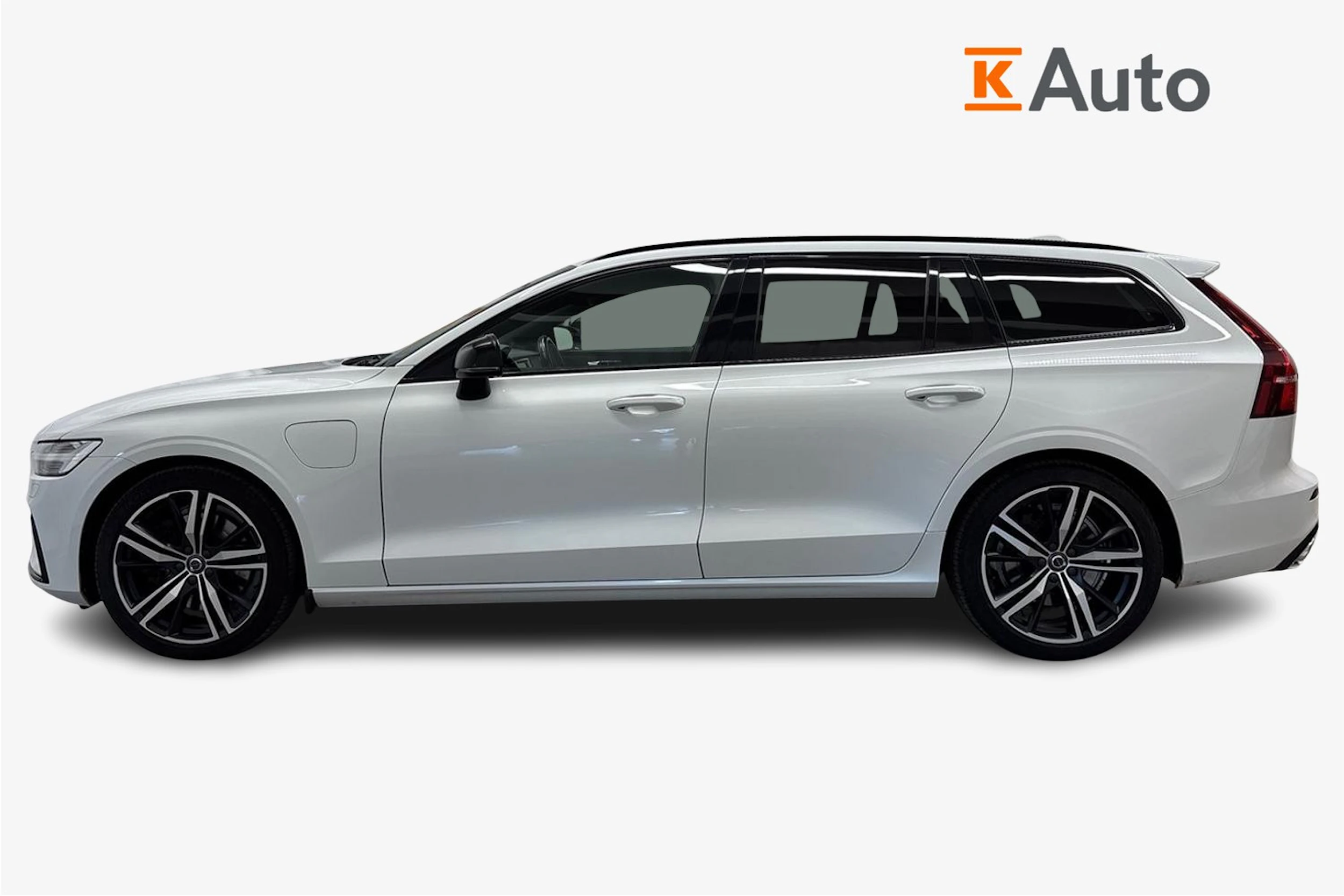 valkoinen Volvo V60 2021 kuva 5.