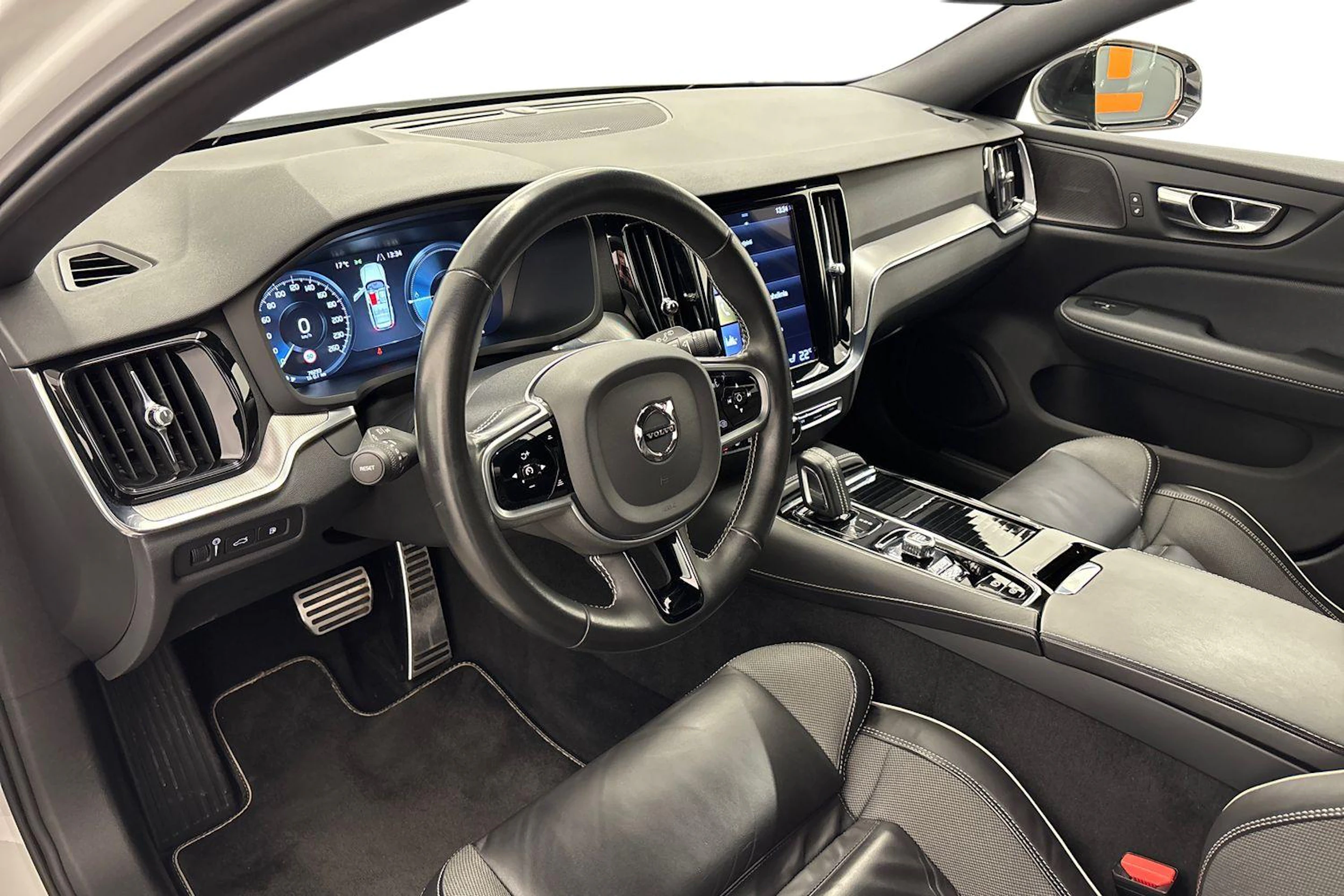 valkoinen Volvo V60 2021 kuva 6.