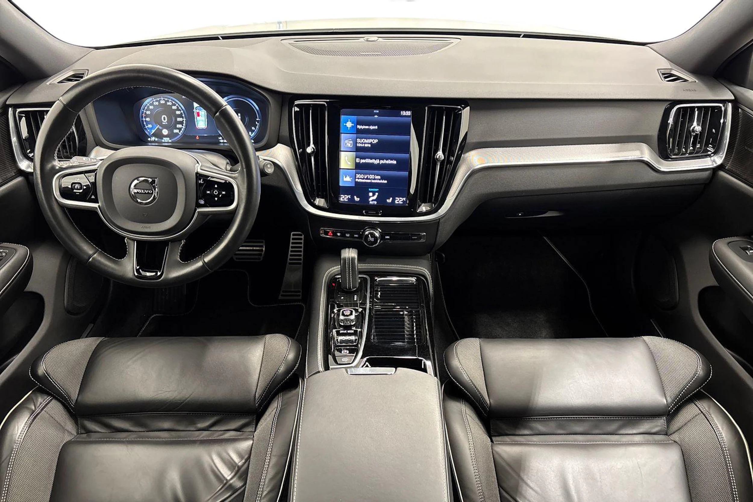 valkoinen Volvo V60 2021 kuva 7.