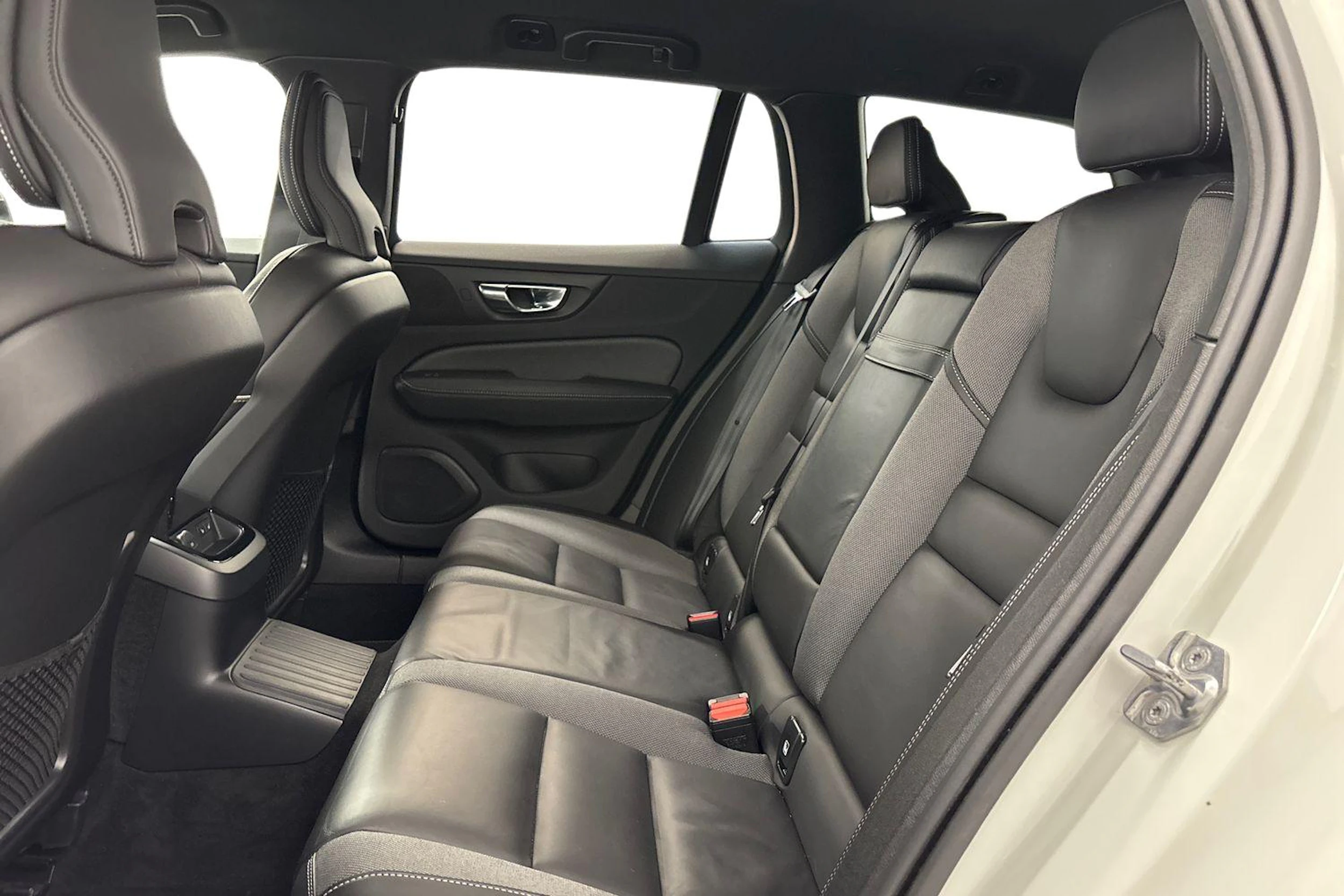 valkoinen Volvo V60 2021 kuva 8.