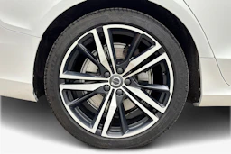 valkoinen Volvo V60 2021 kuva 9.