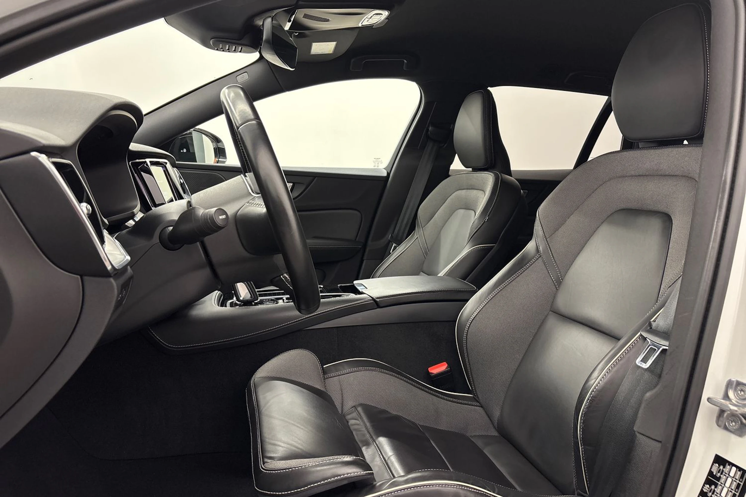valkoinen Volvo V60 2021 kuva 12.