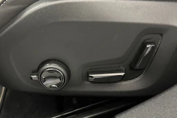 valkoinen Volvo V60 2021 kuva 13.