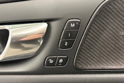 valkoinen Volvo V60 2021 kuva 14.